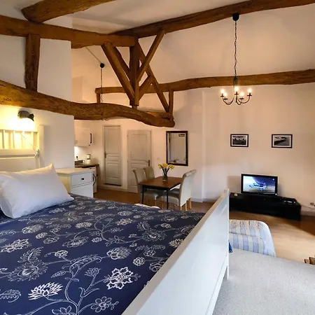 Chambres D'hotes Au Chateau Bed & Breakfast 3*